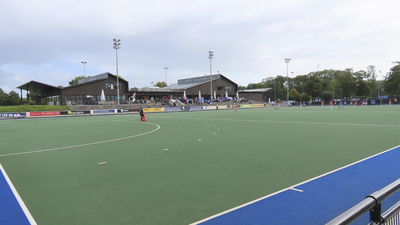902707 Gezicht over het hoofdhockeyveld op het clubhuis van de Sportvereniging Kampong (Sportpark Maarschalkerweerd, ...